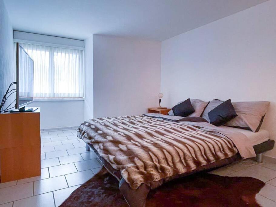 Private Apartment With Parking Spot In The Center Флимс Екстериор снимка